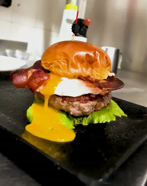 La Ibérica de Yukana: carne, jamón crujiente y huevo a la plancha con la yema rota